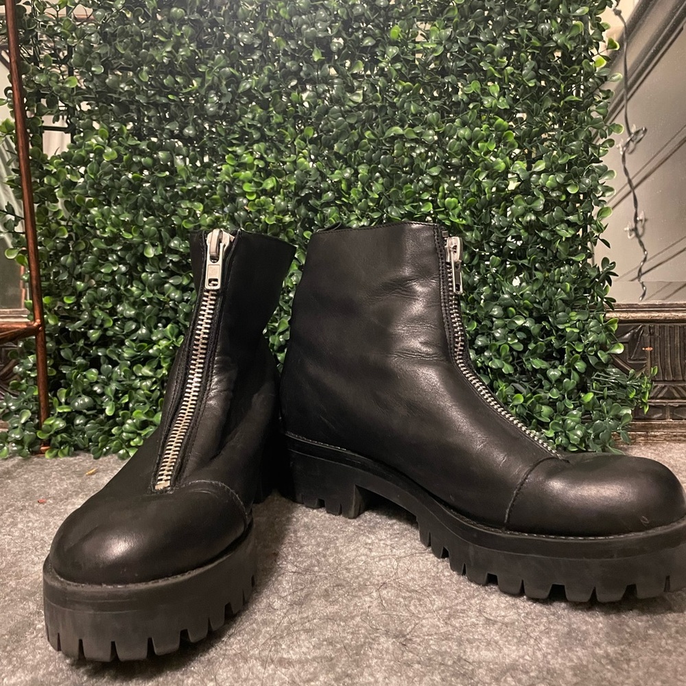 Urban Outfitters Boots 🥾 Size 9